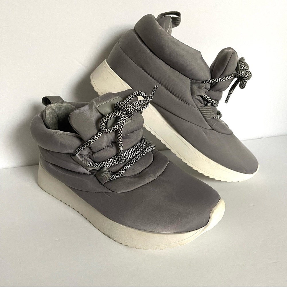 A New Day gray Puffer booties